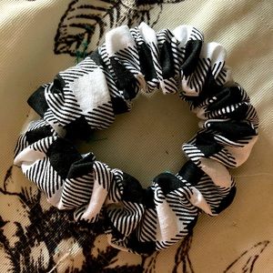Buffalo checkered scrunchie